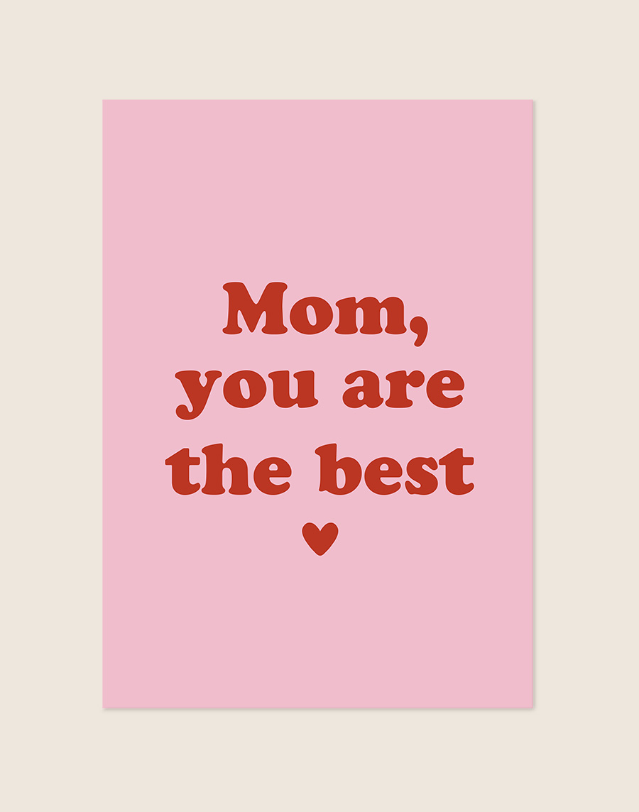 Een typografische poster met een effen lichtroze achtergrond. In het midden staat, verdeeld over drie regels, de tekst 'Mom, you are the best' in een donkerrood, bold retro lettertype. Direct onder de tekst is een klein donkerrood hartje afgebeeld.