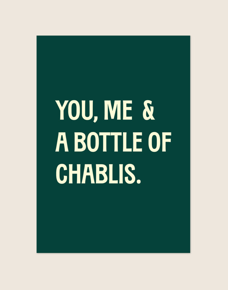 Stijlvolle typografische poster met de tekst You, me, Chablis, sfeervol opgehangen boven een barcart met wijnglazen in een moderne eetkamer.