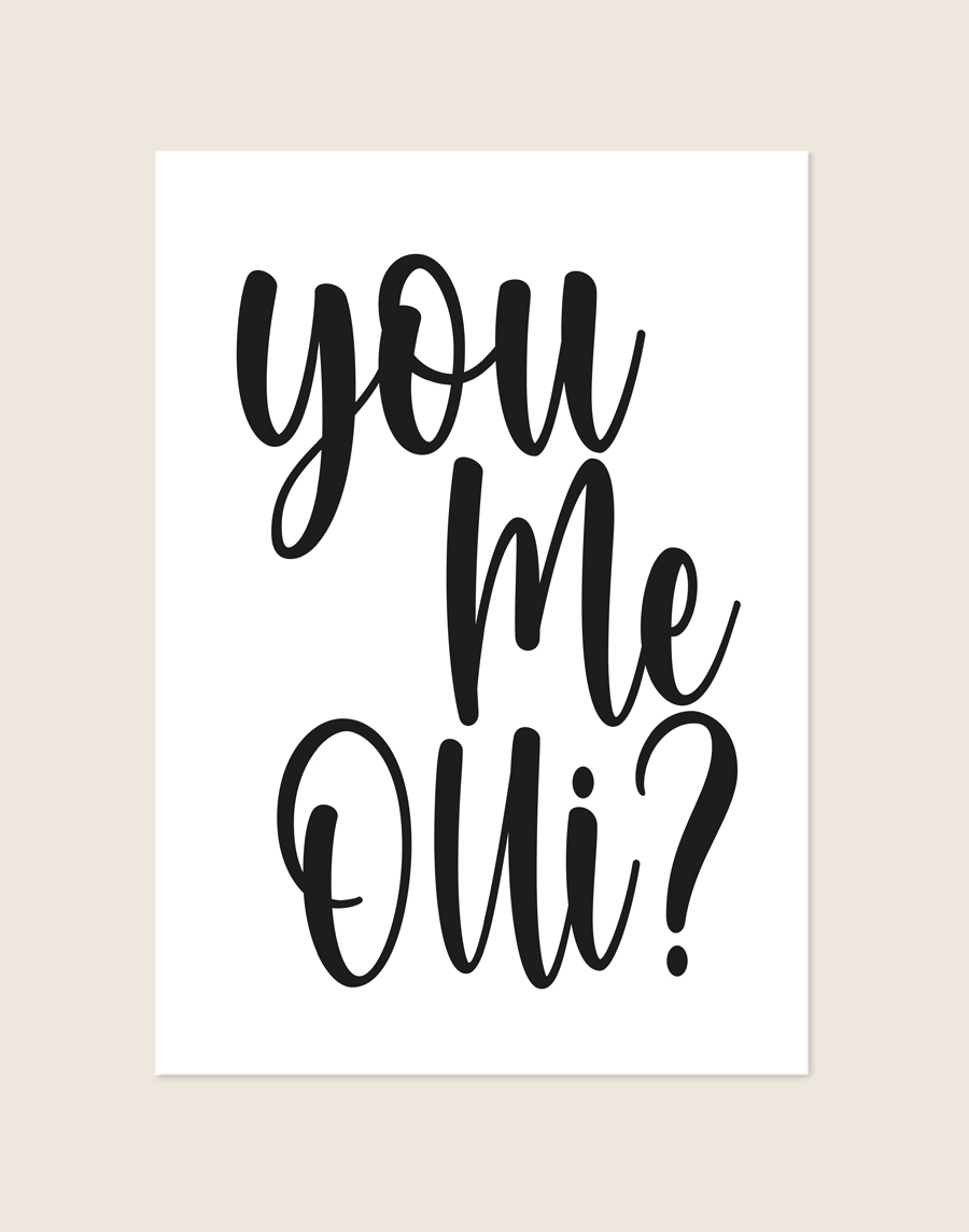 Minimalistische witte poster met de zwarte, handgeschreven Franse tekst 'you me oui?' in het midden.