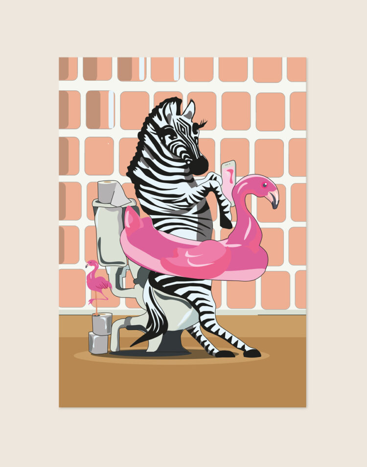 Kleurrijke, grappige poster van een zebra op een toilet met een roze flamingo zwemband en smartphone tegen een achtergrond van terracottakleurige tegels, sfeervol opgehangen aan een neutrale muur in een moderne toiletruimte.