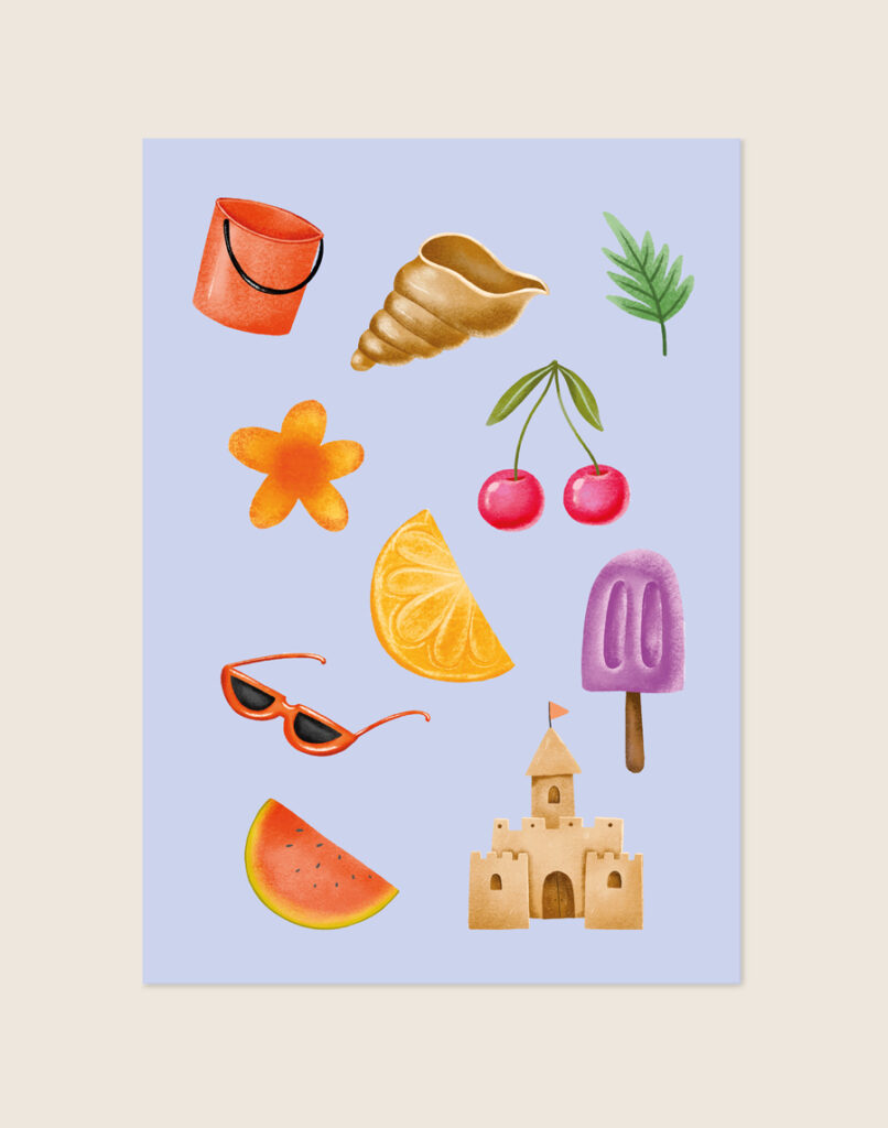 Een vrolijke, pastel lila-blauwe poster vol zomerse illustraties in een zachte textuur, waaronder een emmertje, zeeschelp, kersen, watermeloen, zonnebril, ijsje en een zandkasteel.