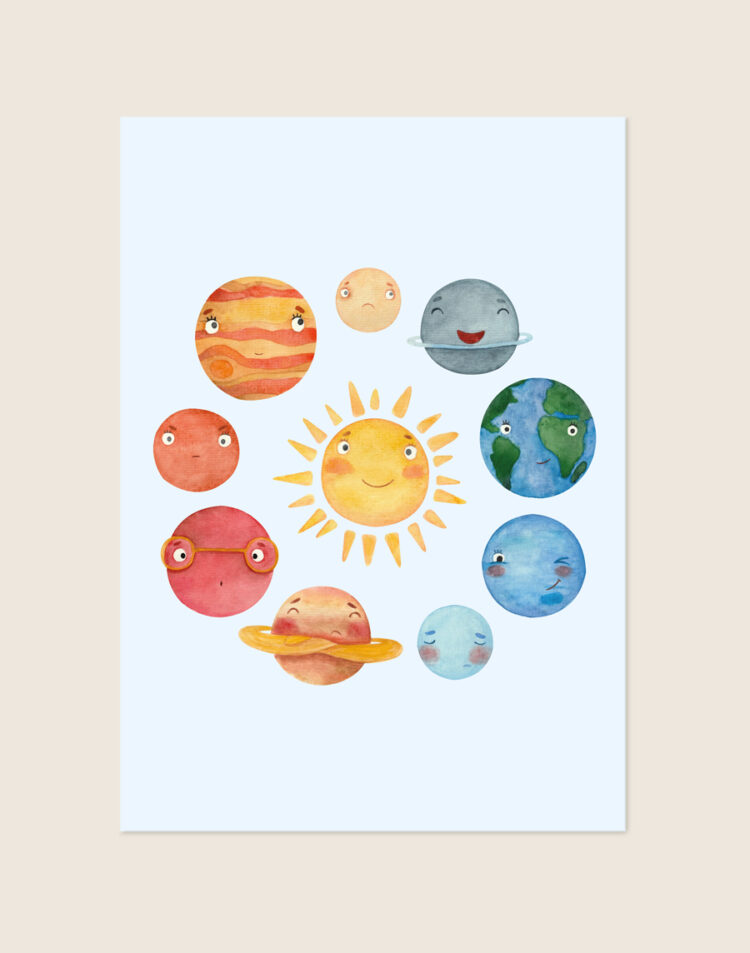 Educatieve kinderkamer Poster Zonnestelsel met een handgeschilderde aquarel zon en planeten met schattige gezichtjes op een lichtblauwe achtergrond, sfeervol opgehangen in een ruimte.