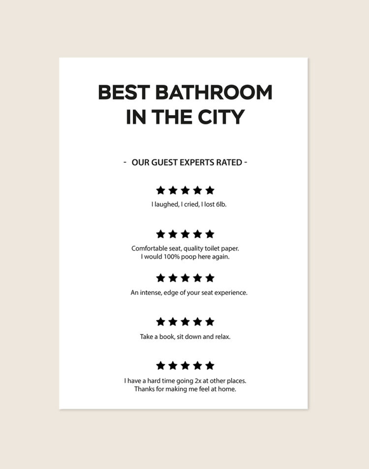 Humoristische WC Poster Best bathroom met de Engelse tekst "Best bathroom in the city" en vijf 5-sterren recensies op een helderwitte achtergrond, sfeervol opgehangen in een ruimte.