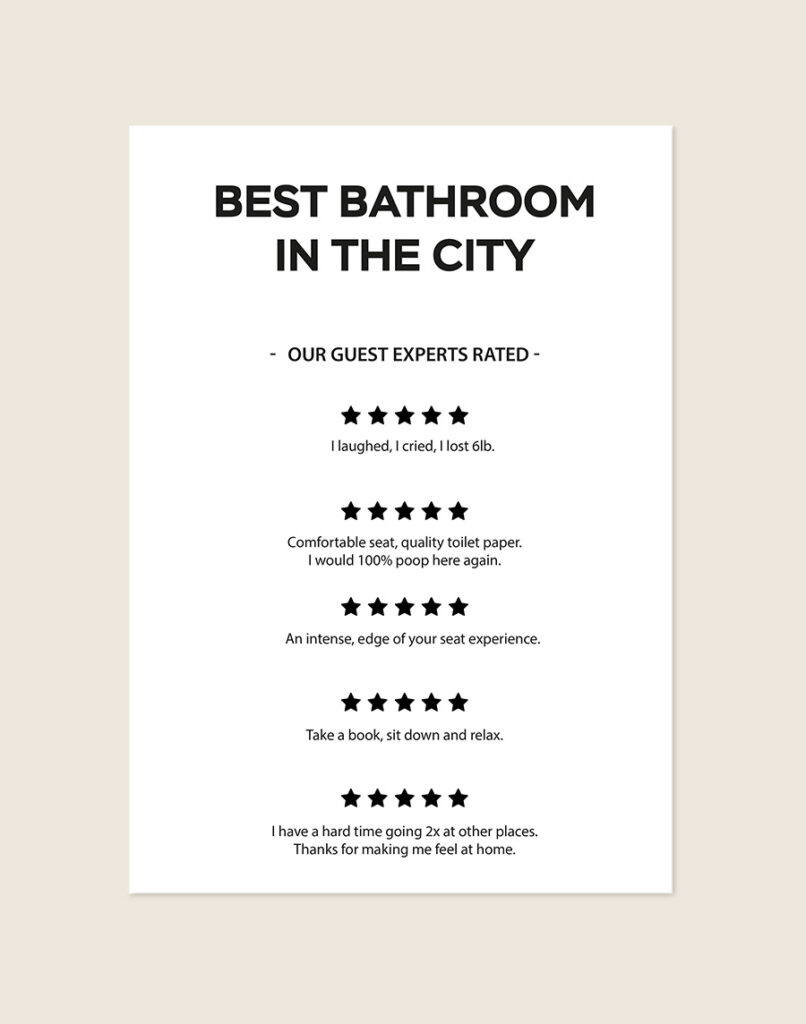 Humoristische WC Poster Best bathroom met de Engelse tekst "Best bathroom in the city" en vijf 5-sterren recensies op een helderwitte achtergrond, sfeervol opgehangen in een ruimte.