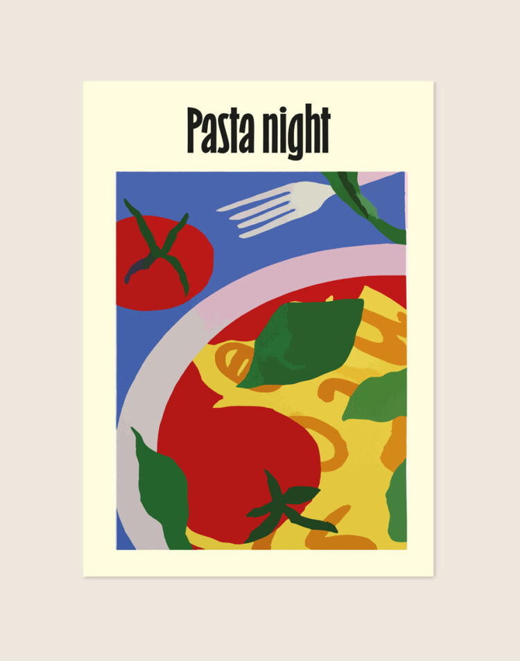 Stijlvolle artistieke poster met de tekst Pasta Night, sfeervol opgehangen aan een neutrale muur boven de eettafel in een moderne keuken.
