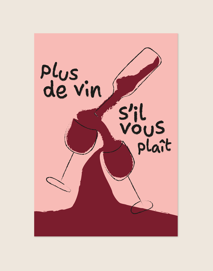 Stijlvolle typografische poster met de tekst Plus de vin, sfeervol opgehangen boven een barcart met wijnglazen in een moderne keuken.