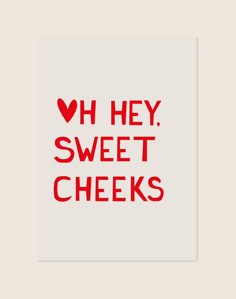Trendy quote Poster Oh hey sweet cheeks met opvallende rode letters en een hartje op een zachte beige achtergrond, sfeervol opgehangen in een ruimte.