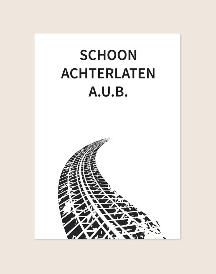 Humoristische WC Poster Schoon achterlaten met de tekst "Schoon achterlaten a.u.b." en een zwarte illustratie van een bandenspoor op een helderwitte achtergrond, sfeervol opgehangen in een ruimte.