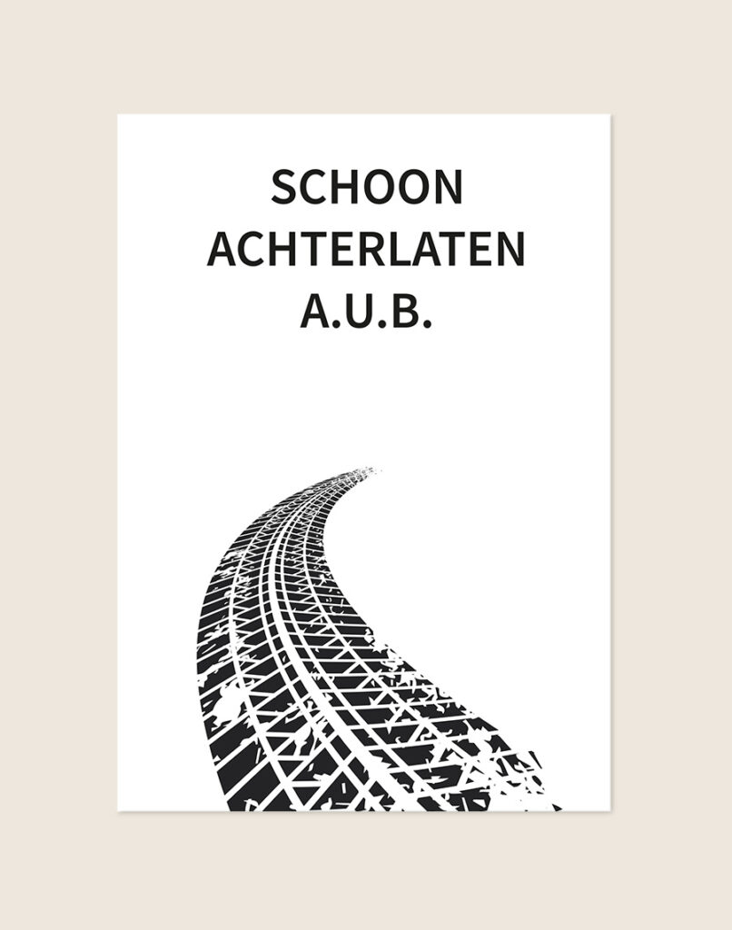 Humoristische WC Poster Schoon achterlaten met de tekst "Schoon achterlaten a.u.b." en een zwarte illustratie van een bandenspoor op een helderwitte achtergrond, sfeervol opgehangen in een ruimte.