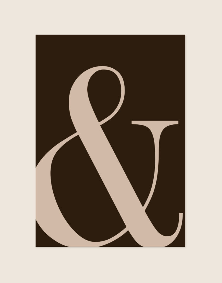 Een minimalistische, typografische poster met een effen, diep donkerbruine achtergrond. Het beeld wordt vrijwel volledig gevuld door een groot ampersand-teken ('&') in een klassiek, elegant schreeflettertype. Het teken heeft een zachte, lichtbeige kleur, wat zorgt voor een sterk en warm contrast met de donkere achtergrond.
