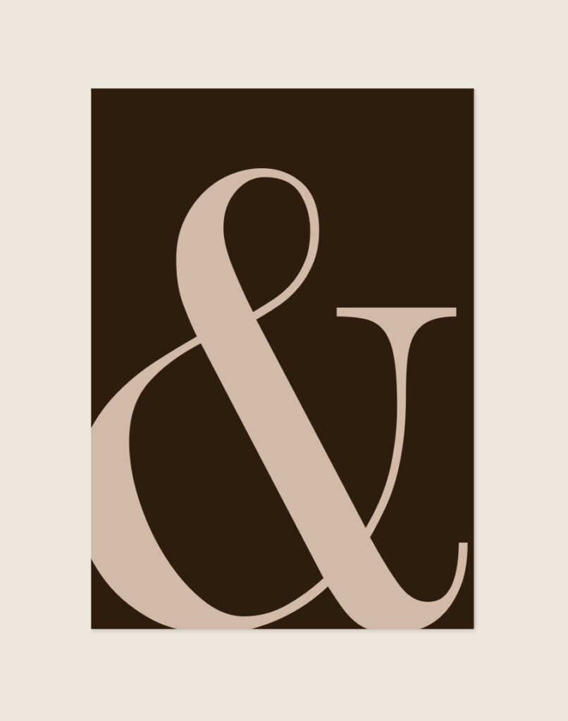 Een minimalistische, typografische poster met een effen, diep donkerbruine achtergrond. Het beeld wordt vrijwel volledig gevuld door een groot ampersand-teken ('&') in een klassiek, elegant schreeflettertype. Het teken heeft een zachte, lichtbeige kleur, wat zorgt voor een sterk en warm contrast met de donkere achtergrond.