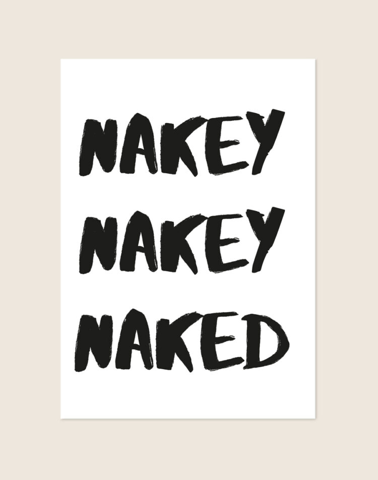 Minimalistische zwart-witte Nakey poster met de tekst NAKEY NAKEY NAKED in stoere brush-letters, sfeervol opgehangen in een moderne badkamer.