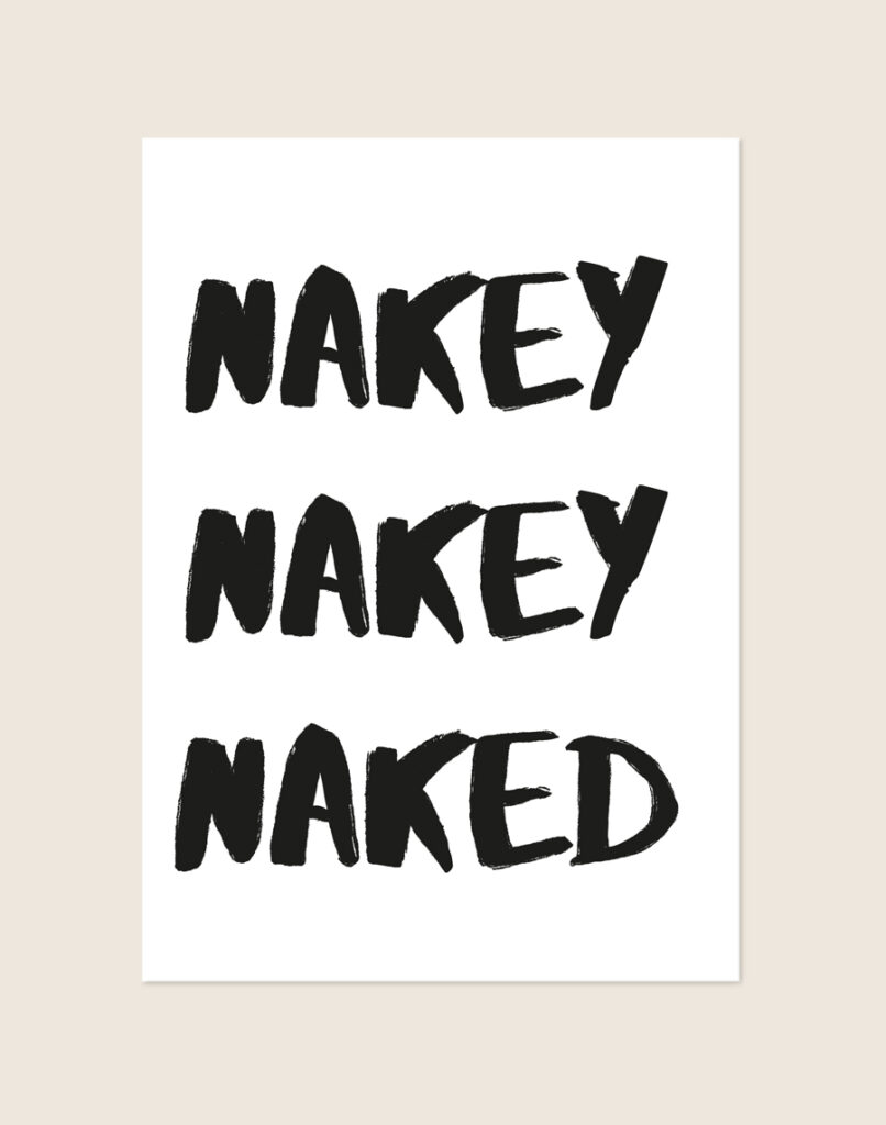 Minimalistische zwart-witte Nakey poster met de tekst NAKEY NAKEY NAKED in stoere brush-letters, sfeervol opgehangen in een moderne badkamer.