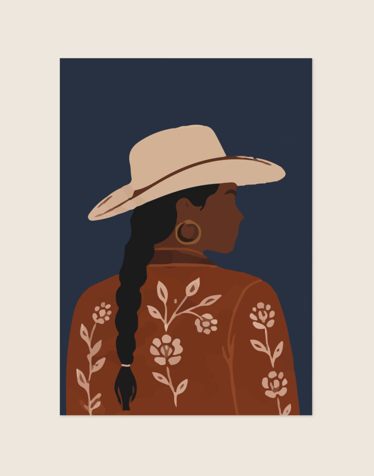 Een abstracte, minimalistische 'faceless' poster van een vrouw, schuin op de rug gezien. Ze heeft een donkere huid, een grote gouden oorring en een lange zwarte vlecht. Ze draagt een beige hoed met een brede rand en een roestbruine blouse met lichte bloemenpatronen. De achtergrond is egaal donkerblauw, wat zorgt voor een sterk en warm kleurcontrast.