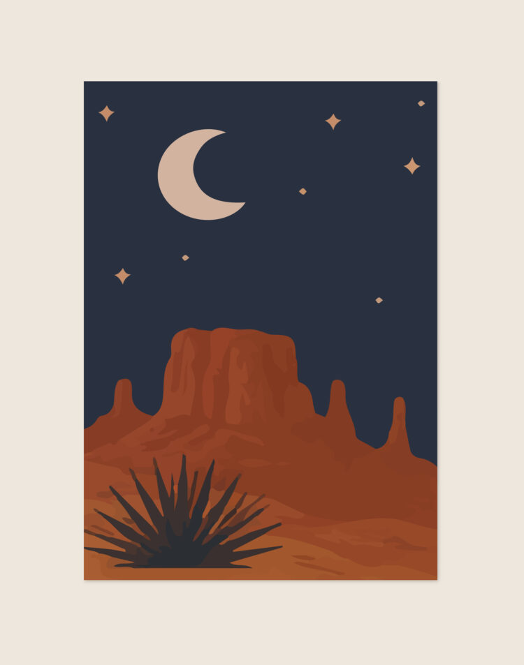 Een abstracte, minimalistische poster van een woestijnlandschap bij nacht. Onder een donkerblauwe hemel met kleine sterren en een lichtbeige halve maan staan robuuste, roestbruine rotsformaties. Op de voorgrond is het donkere silhouet van een puntige woestijnplant (agave) te zien.