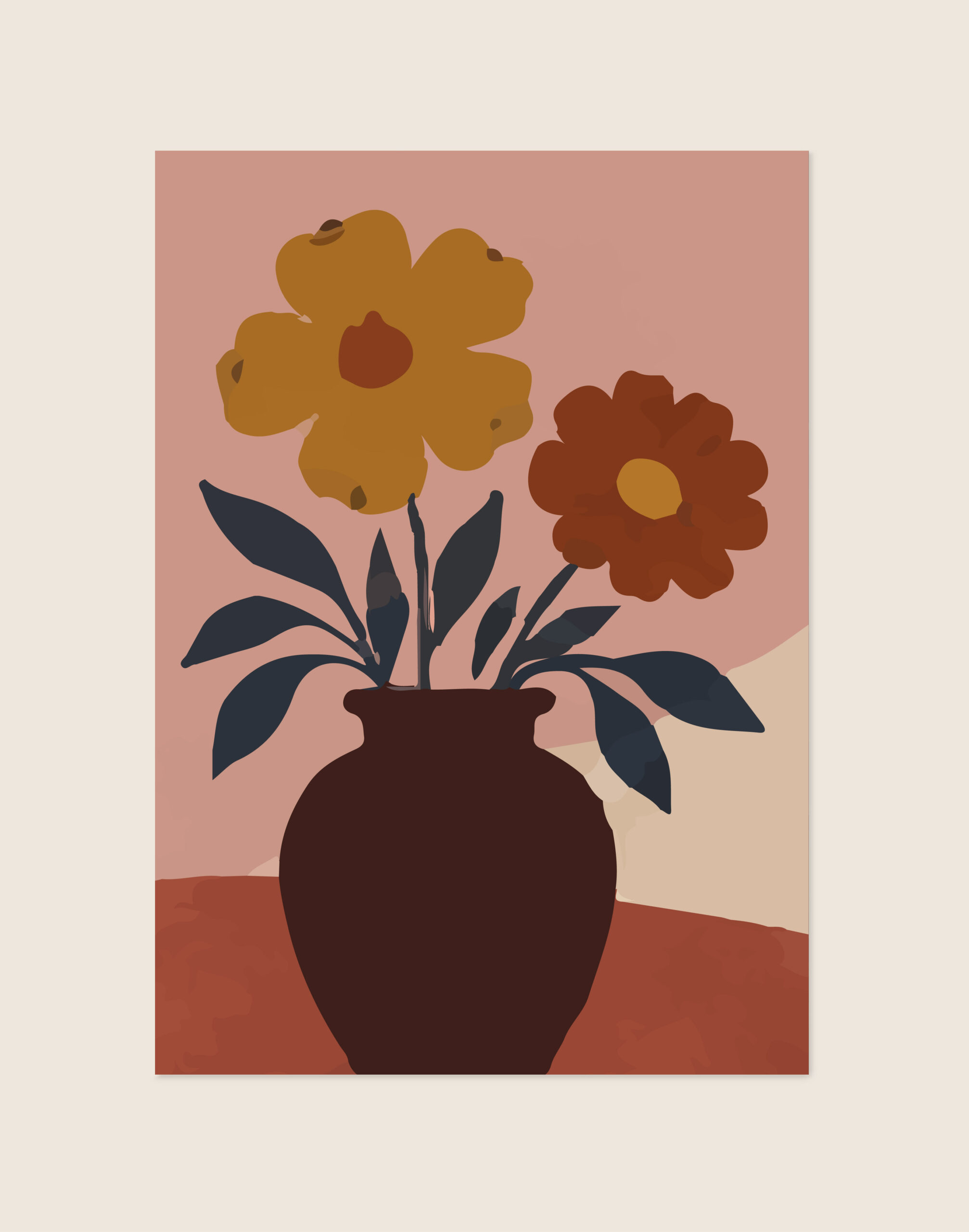 Een abstracte, botanische poster van een donkerbruine ronde vaas met daarin twee grote bloemen: één okergeel met bruine details en één roestrood met een geel hart. De bloemen hebben langwerpige, donkerblauwe bladeren. De vaas staat op een terracotta ondergrond, tegen een achtergrond van diagonale kleurvlakken in zacht oudroze en lichtbeige.