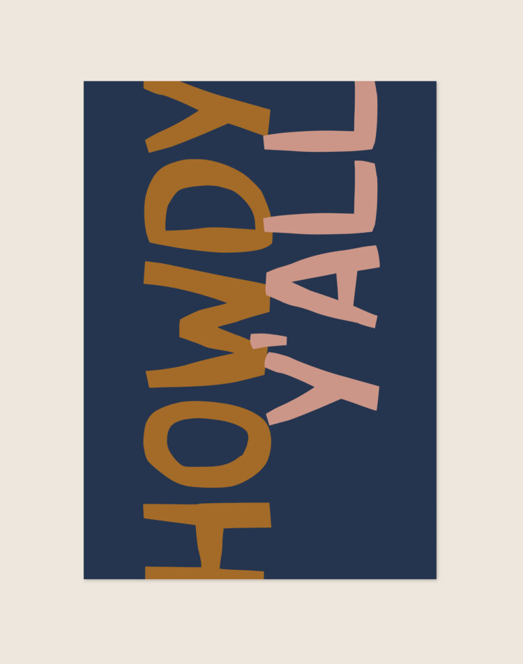 Een speelse typografische poster met een diepe donkerblauwe achtergrond. Op de print staat de tekst 'HOWDY Y'ALL' in grote, onregelmatige blokletters die lijken op uitgeknipt papier. De tekst is een kwartslag gedraaid en leest van onder naar boven. Het woord 'HOWDY' heeft een warme okergele/mosterd kleur, en het woord 'Y'ALL' direct ernaast is zachtroze.