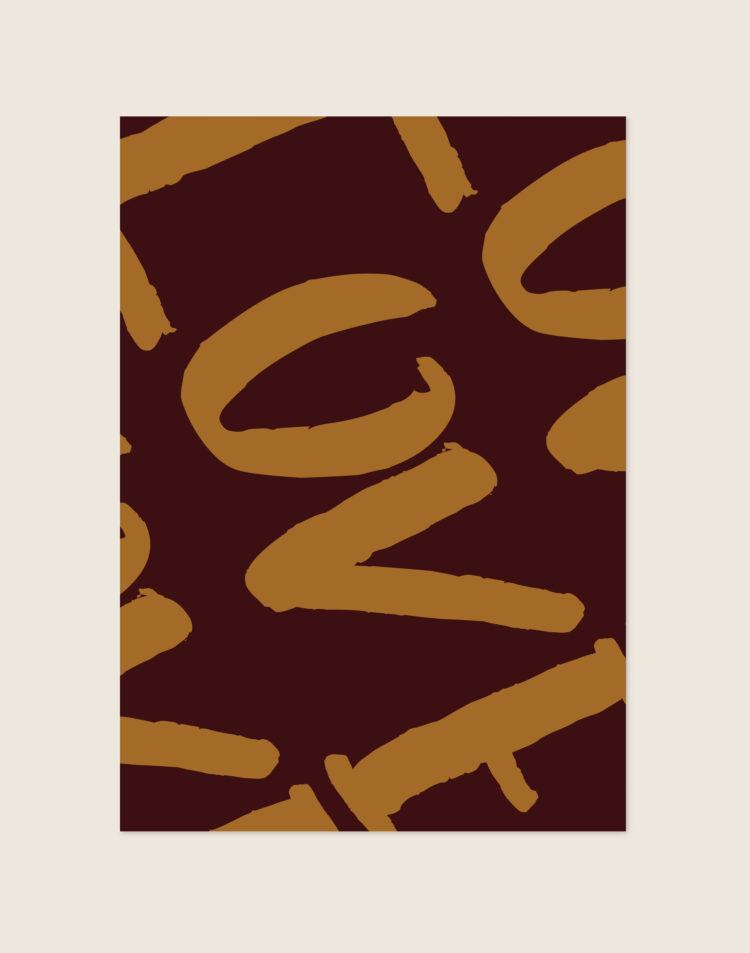 Een abstracte typografische poster met een diep donkerbruine achtergrond. Grote, okergele letters geschilderd met dikke penseelstreken vormen abstracte delen van het woord 'LOVE'. De letters zijn speels afgesneden, gedraaid en uitvergroot, waardoor een dynamisch en artistiek patroon ontstaat.