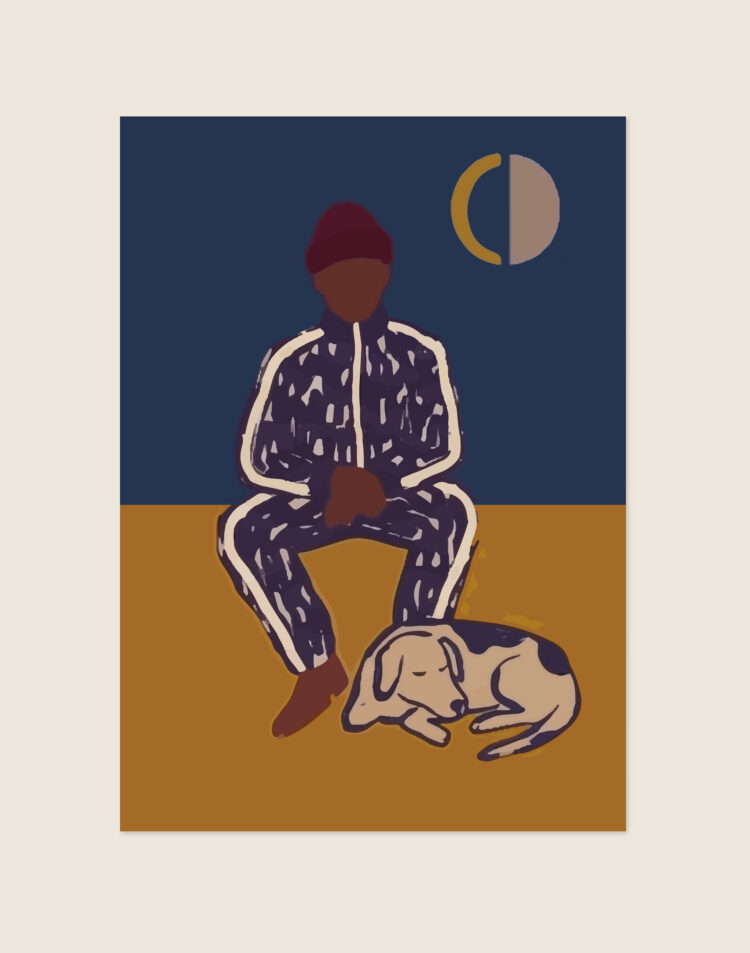 Een abstracte, minimalistische 'faceless' poster. Centraal zit een persoon met een donkere huid, gekleed in een donkerblauw trainingspak met witte patronen en strepen, en een bordeauxrode muts. Aan zijn voeten ligt een lichtbruine hond met donkere vlekken te slapen. De achtergrond is horizontaal verdeeld: een warme okergele ondergrond en een diepe donkerblauwe hemel met rechtsboven een abstracte, tweekleurige maan.