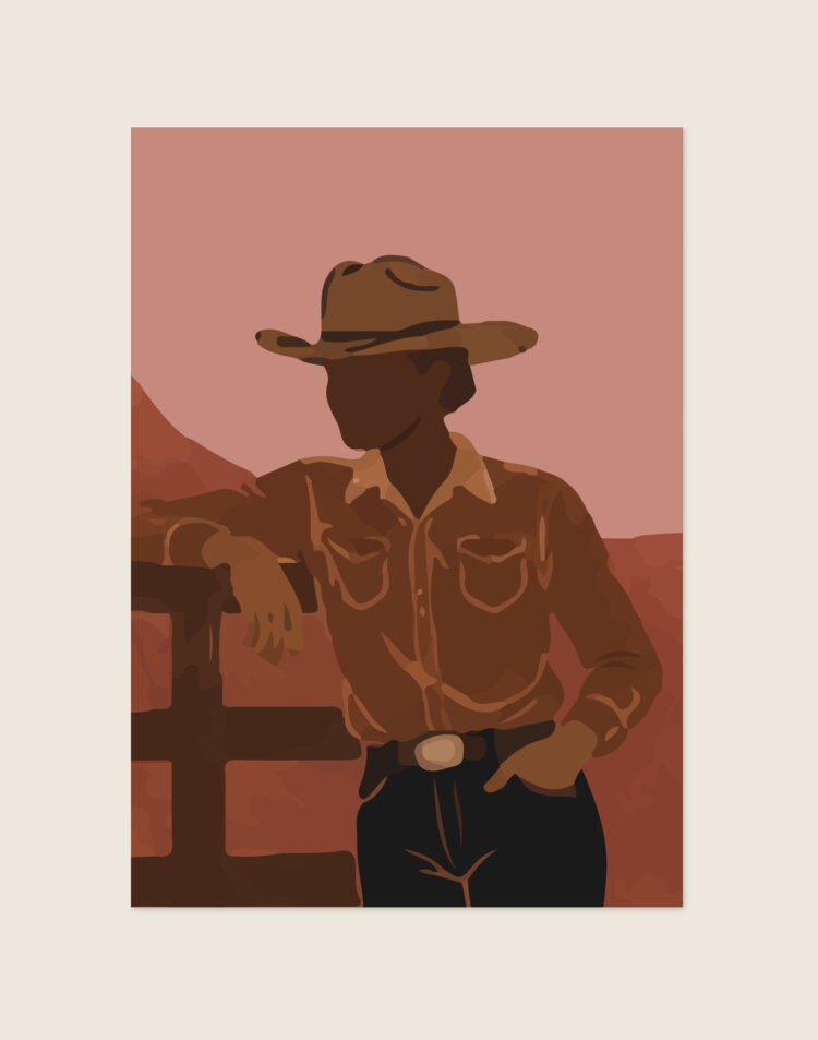Een abstracte, minimalistische 'faceless' poster in warme aardetinten. Centraal staat een persoon met een donkere huidskleur, gekleed in een bruine cowboyhoed, een roestbruin overhemd en een donkere broek met een grote riemgesp. De figuur leunt ontspannen op een donkerbruin houten hek met één hand in de broekzak. De achtergrond bestaat uit roodbruine/terracotta heuvels en een zachte, oudroze lucht.